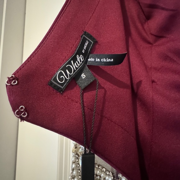 WINE COLORED, LONG MERMAID DRESS WITH SIDE CUT OUTS. - Picture 4 of 6